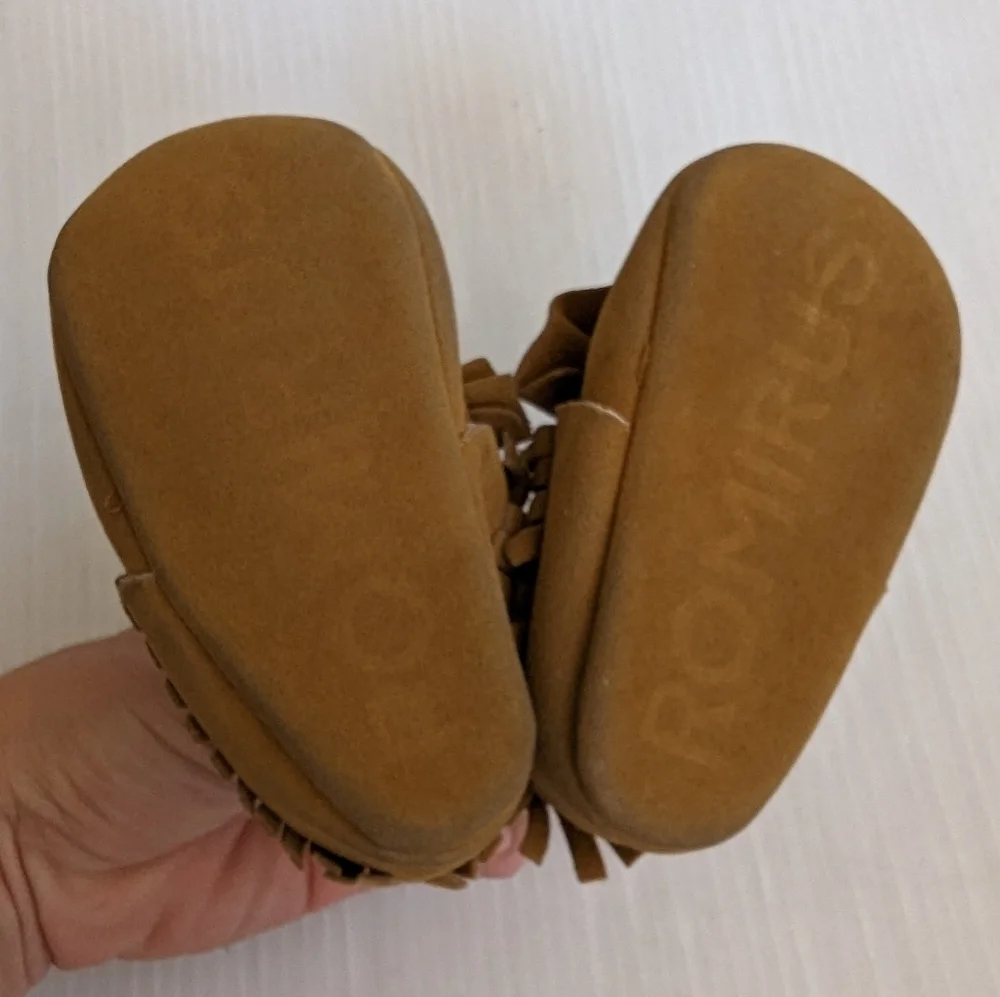 ROMIRUS baby girl tan faux suede fringe bow moccasins